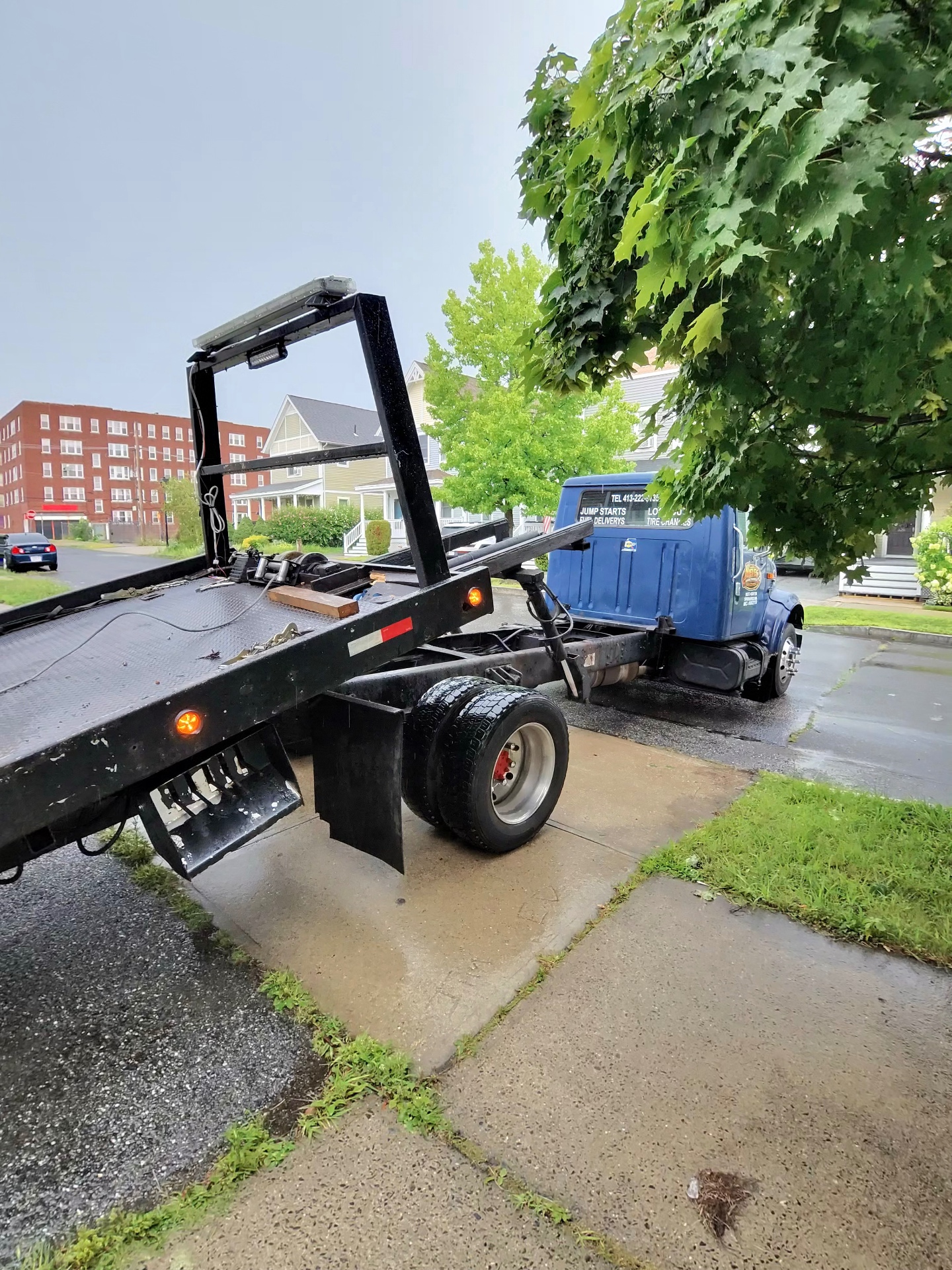 Nieves Towing flatbed rollback with the deck tilted, ready to load a vehicle